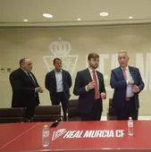 Felipe Moreno junto a su vicepresidente Juanjo Fernández y dos de sus consejeros tras la junta del 12 de diciembre en la que los accionistas granas aprobaron el Plan de Reestructuración.