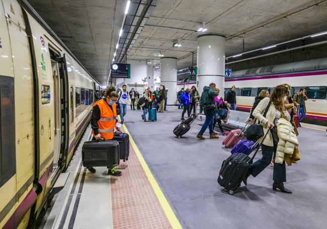 El andén con dos vías de la estación provisional soterrada de Murcia. A un lado, los trenes AVE y, al otro, los Avant con Alicante.