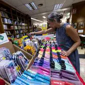 Una clienta compra material escolar en la librería Diego Marín de Murcia, en una foto de archivo.