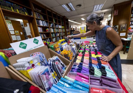 Una clienta compra material escolar en la librería Diego Marín de Murcia, en una foto de archivo.