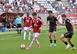 Svidersky, futbolista del Real Murcia, juega el balón en el Enrique Roca ante el Intercity.