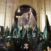 Un paso de la Esperanza, cubierto por plásticos, vuelve a la iglesia de San Pedro de Murcia, tras la suspensión de la procesión de Domingo de Ramos.