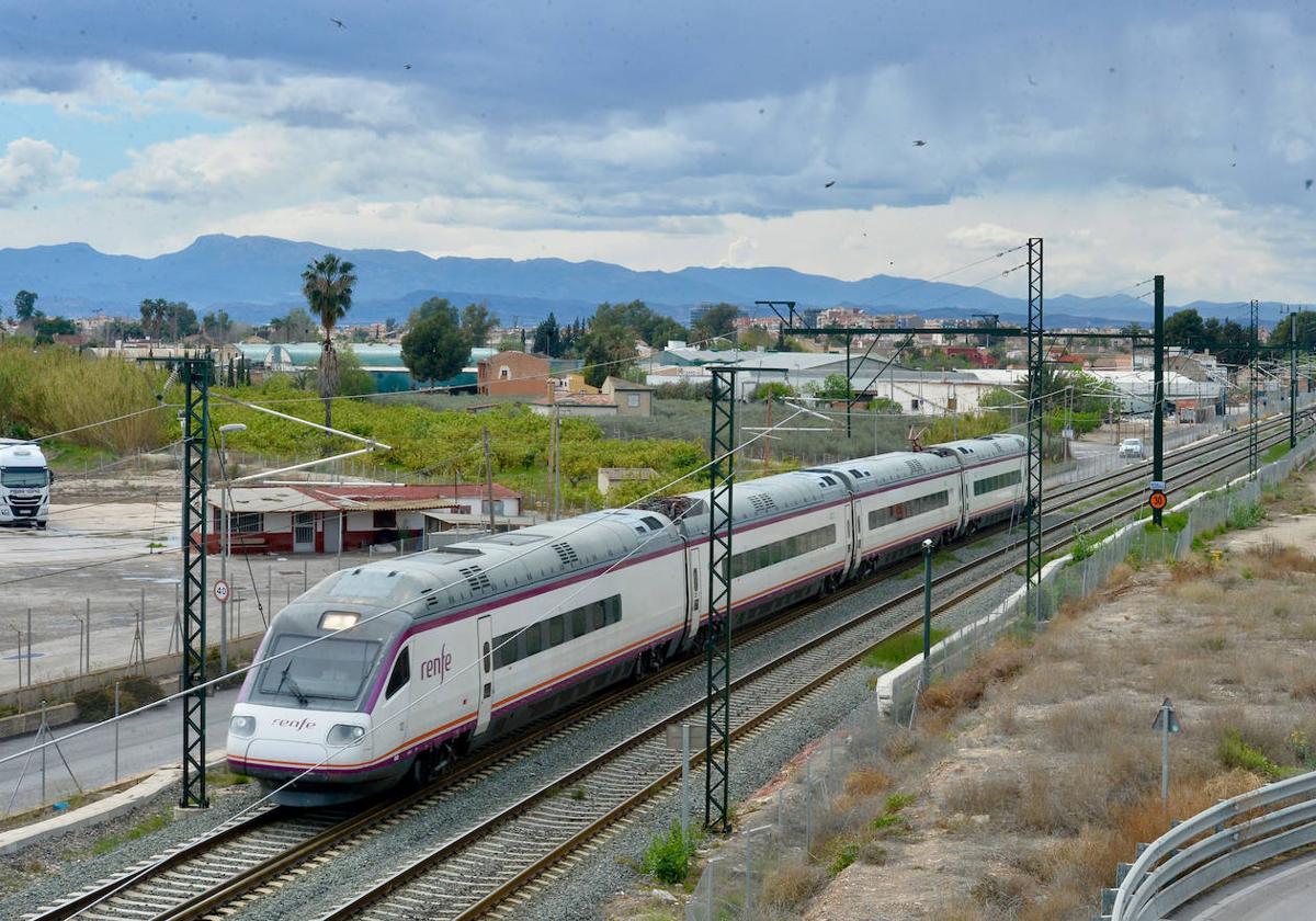 Un tren Avant que cubre el servicio entre Murcia y Alicante circula junto al puente de Tiñosa, con las dos vías electrificadas.