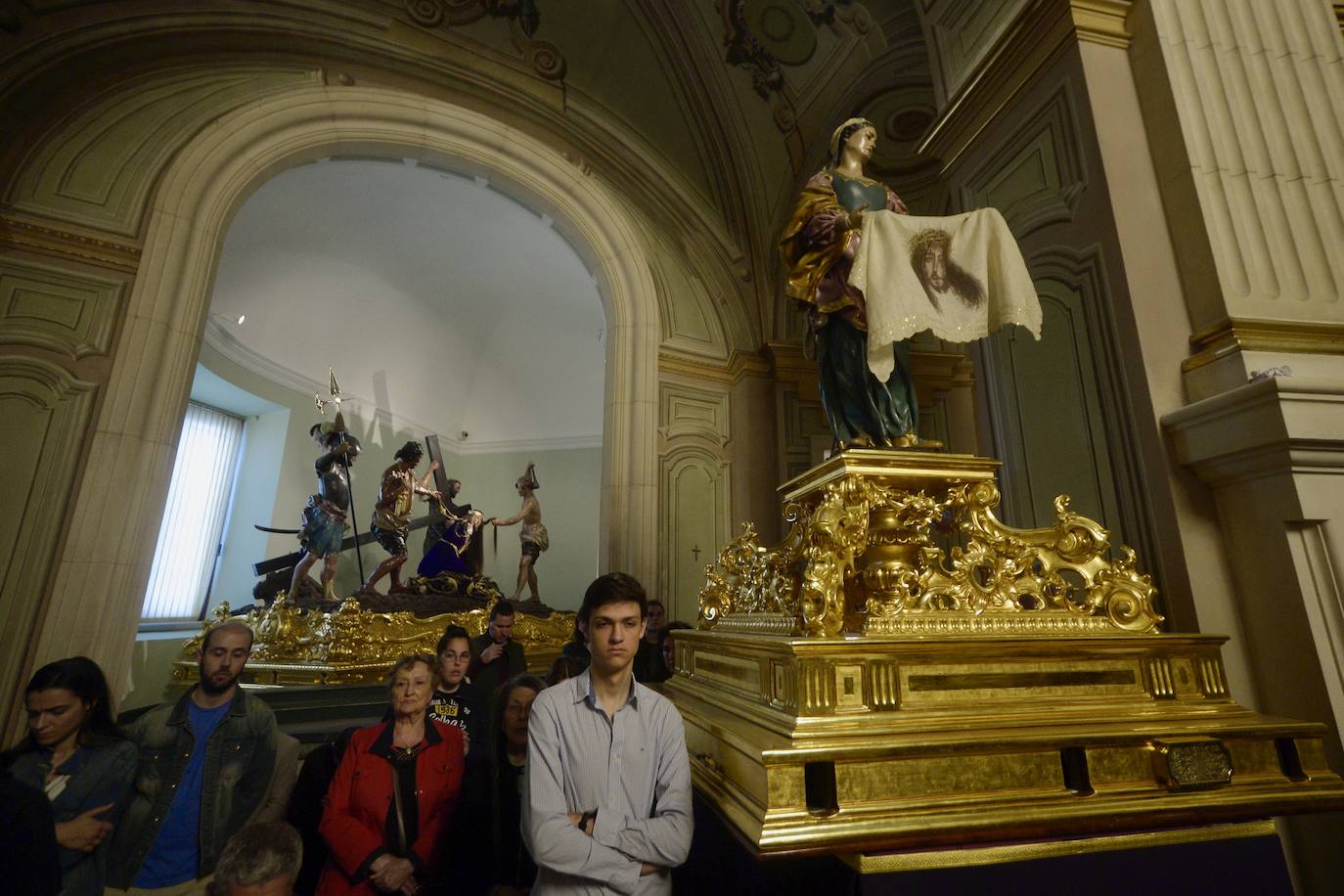 Visitantes disfrutan de los pasos de Salzillo antes del Viernes Santo