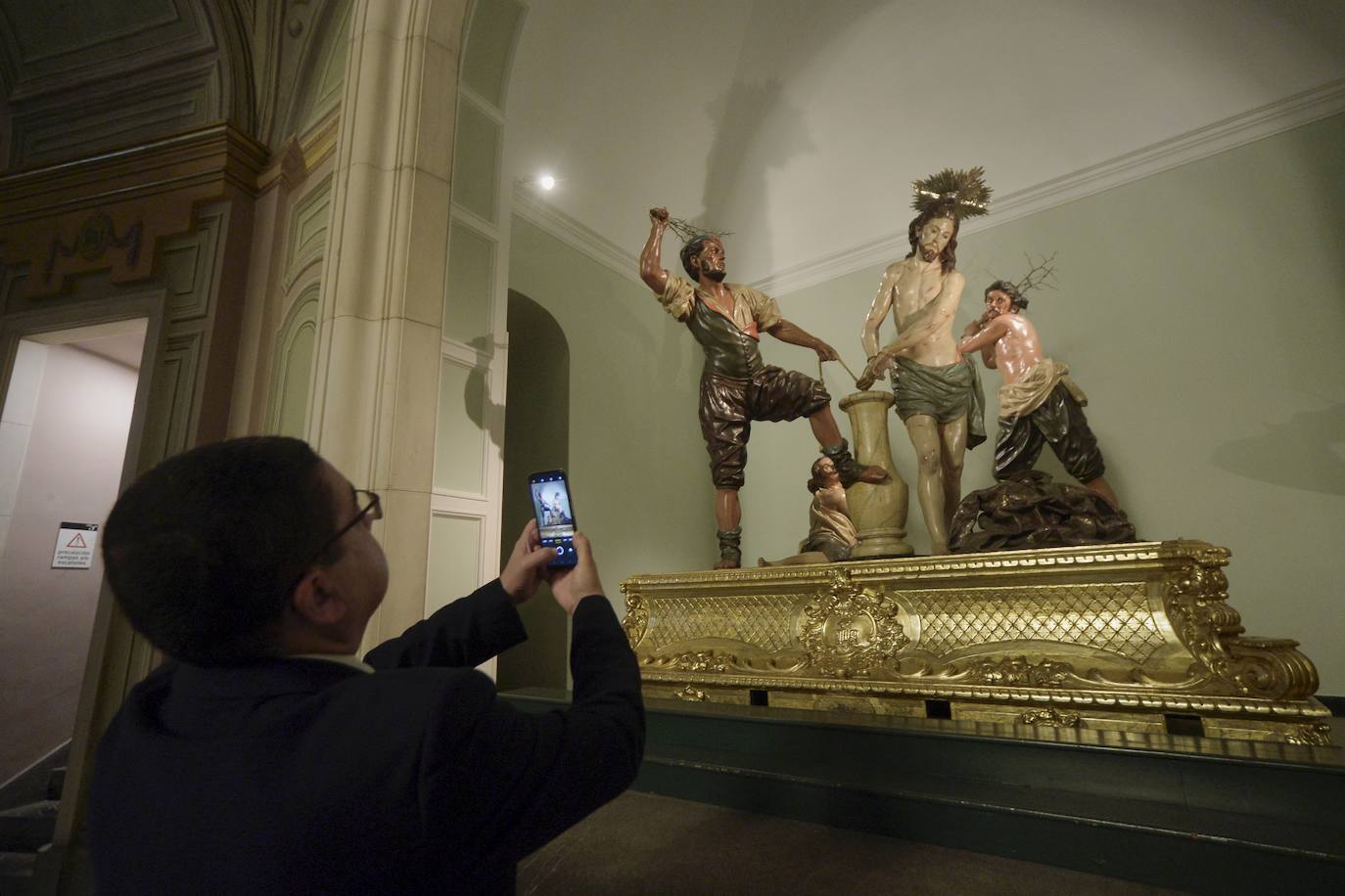 Visitantes disfrutan de los pasos de Salzillo antes del Viernes Santo