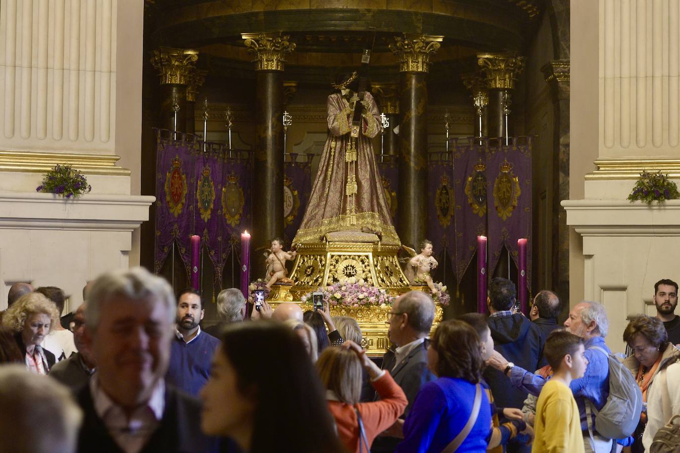 Visitantes disfrutan de los pasos de Salzillo antes del Viernes Santo