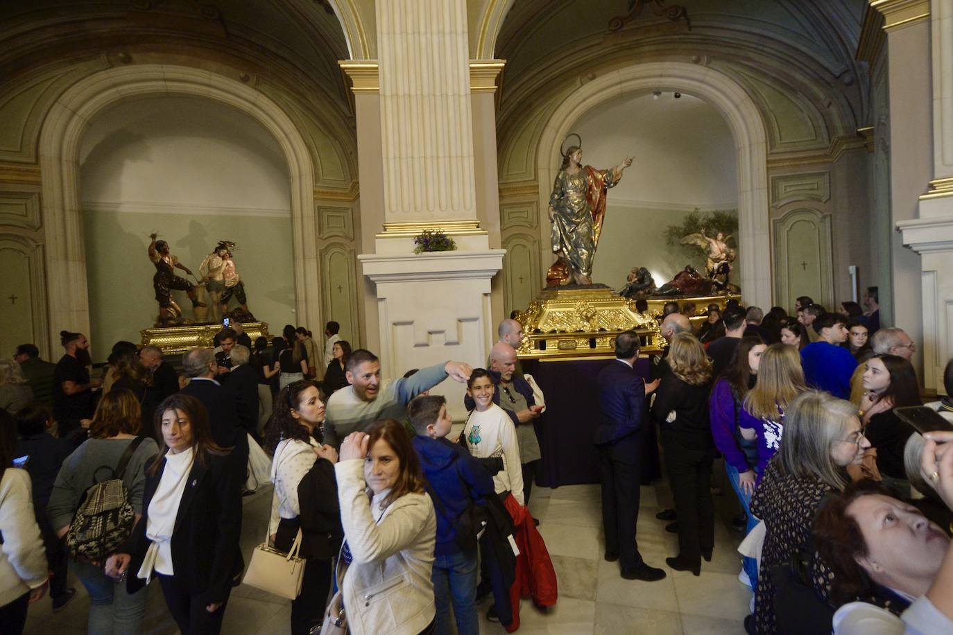 Visitantes disfrutan de los pasos de Salzillo antes del Viernes Santo