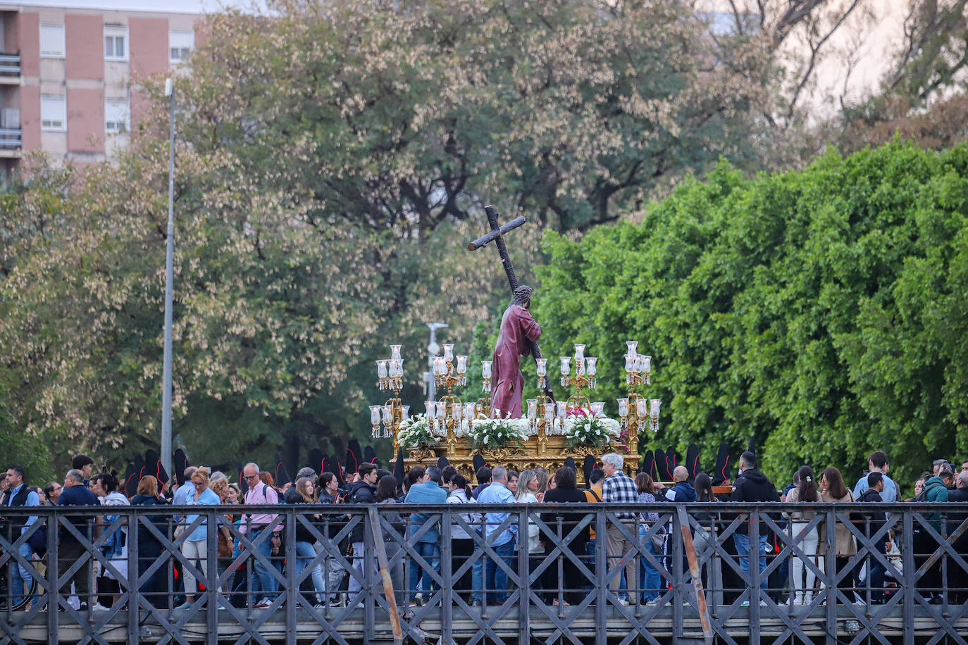 La procesión de la Soledad del Calvario de Murcia, en imágenes