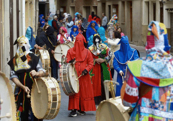 Tamboristas recorren las calles de Moratalla, este Jueves Santo.