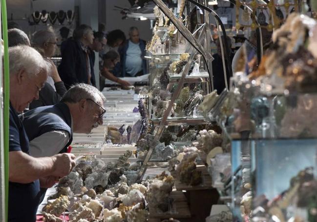 Feria de minerales y fósiles de La Unión. El Antiguo Mercado Público acoge una muestra de minerales y la reproducción de dos dinosaurios.