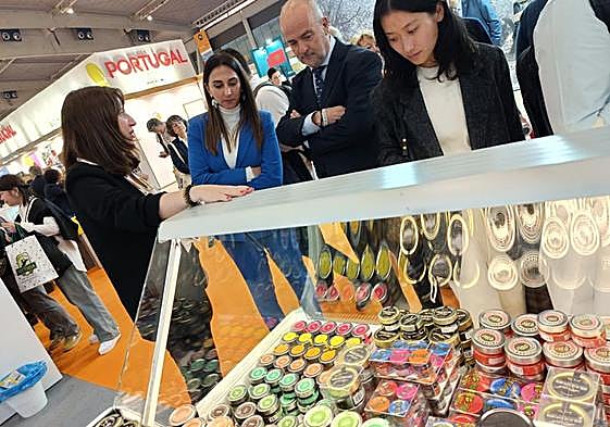 La consejera Sara Rubira visitó a los expositores regionales. En la imagen, visitando el estand de Eurocaviar.