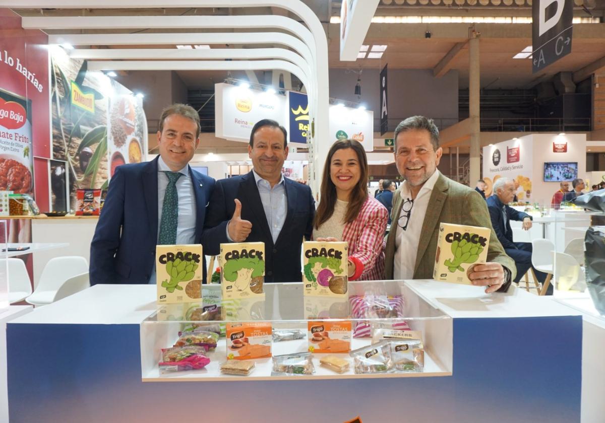 El equipo de MásTrigo junto a Cricket presentando los nuevos crackers en la Feria.