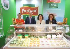 Equipo de La Pescadería, con su surtido, en Alimentaria.