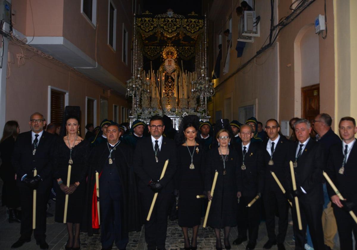 La procesión de los Hijos de María, anoche, durante su recorrido por las calles de Cieza.