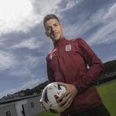 El central del Fútbol Club Cartagena José Fontán posa para LA VERDAD tras la sesión de entrenamiento de este jueves en la ciudad deportiva de La Manga Club.