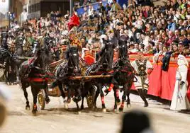 Una de las diez cuadrigas que puso en procesión el Paso Blanco al galope seguida por otro carro de cuatro caballos.