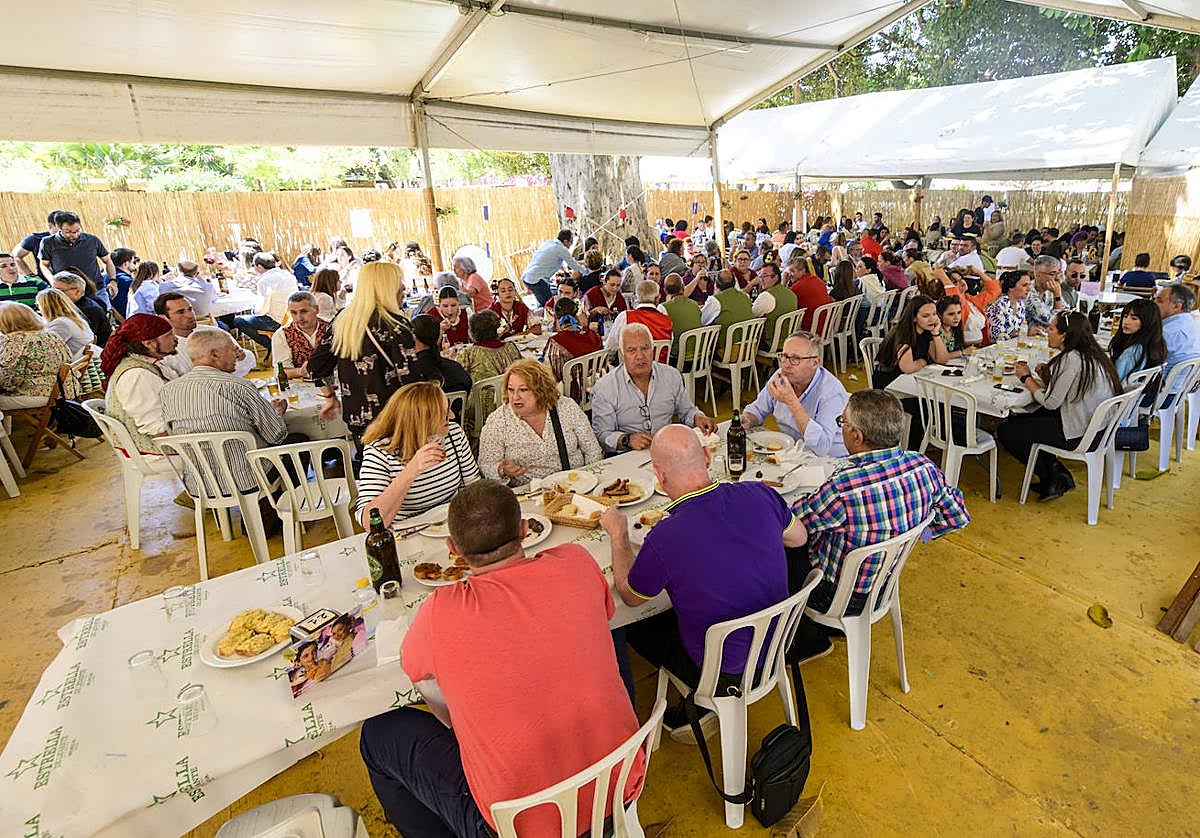 Clientes en una de las barracas ubicadas en el Malecón durante las Fiestas de Primavera del pasado año.