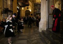 El Caballero Cubierto es recibido por el obispo frente al altar mayor de la Catedral.