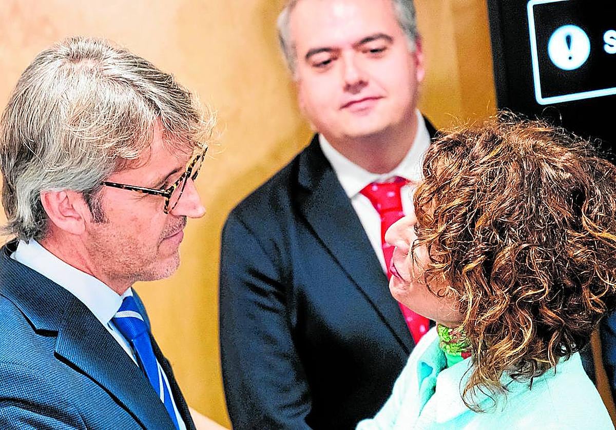 El consejero Luis Alberto Marín saluda a la ministra María Jesús Montero en el Consejo de Política Fiscal y Financiera de diciembre.