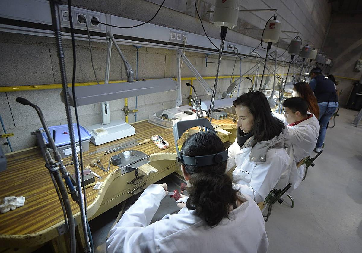 Alumnas en uno de los talleres que imparte la Fremm.