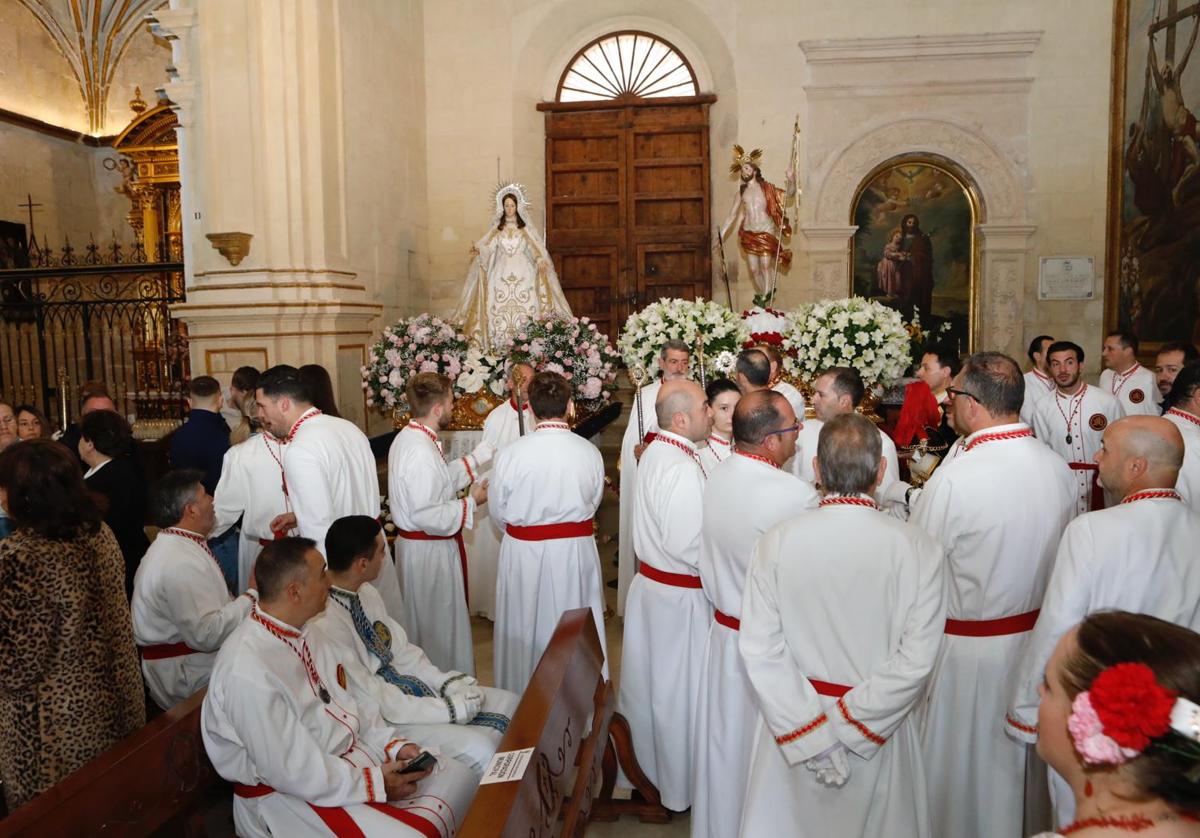 Estantes y cofrades junto a las imágenes del Resucitado y de la Virgen de la Encarnación, en la iglesia de San Patricio de Lorca, este domingo por la mañana.