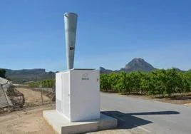 Un cañón antigranizo instalado junto a una plantación de frutales de Cieza, en una imagen de archivo.