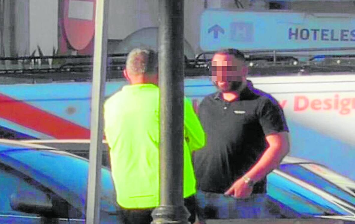 Uno de los encuentros que la Policía vigilaba entre el inspector J. G. (de espaldas) y el investigado Pedro M.