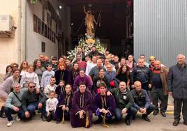 Los cofrades que portan el trono en la puerta de su sede con El Resucitado. En vídeo, caída del manto de la Virgen de los Dolores.