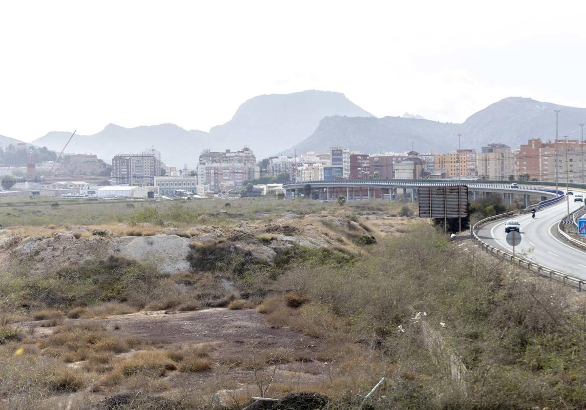 Terrenos del Hondón, donde estuvo hasta su cierre en 2001 la antigua factoría de Potasas y Derivados.