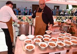 Degustación de michirones para arrancar las fiestas en Murcia, este lunes.