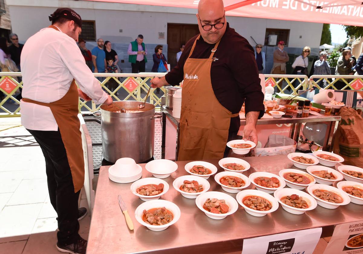 Degustación de michirones para arrancar las fiestas en Murcia, este lunes.