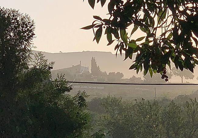 La aldea de Peña Zafra de Abajo rodeada por la nube de polvo emitida por la molienda de Colina Cimar.