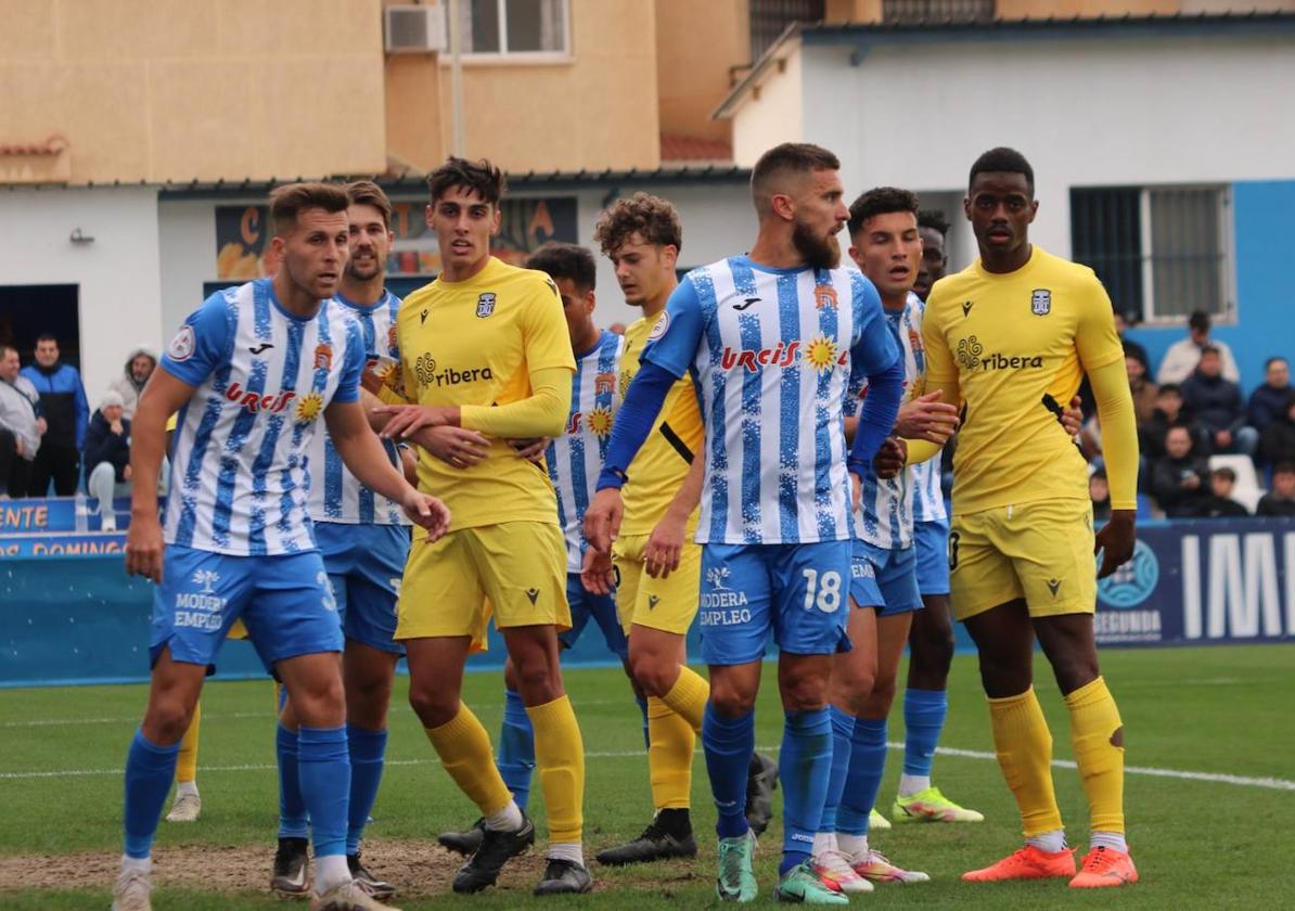 El brasileño Cassio Júnior, a la derecha de la imagen, en el partido del pasado domingo en el estadio El Rubial.