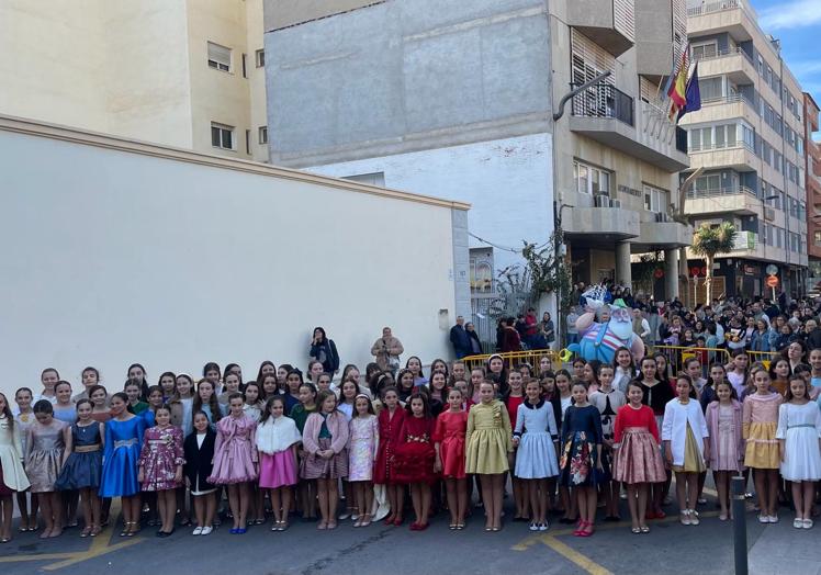 Las candidatas a belleza del fuego posan frente al Ayuntamiento de Torrevieja.