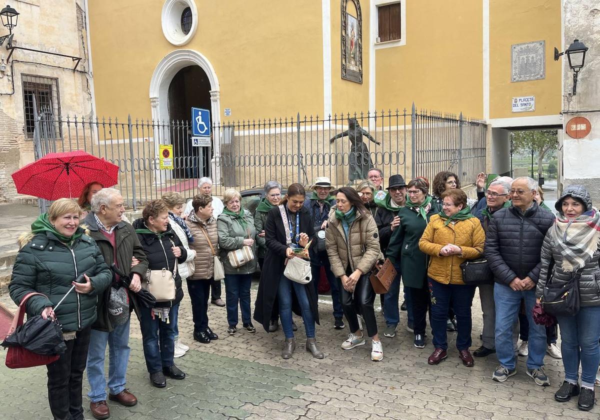 Vecinos de Cieza de Cantabria, durante su visita a la ciudad de Cieza de la Región de Murcia.