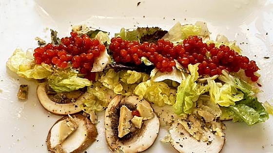 Ensalada de champiñones y perlas de tomate