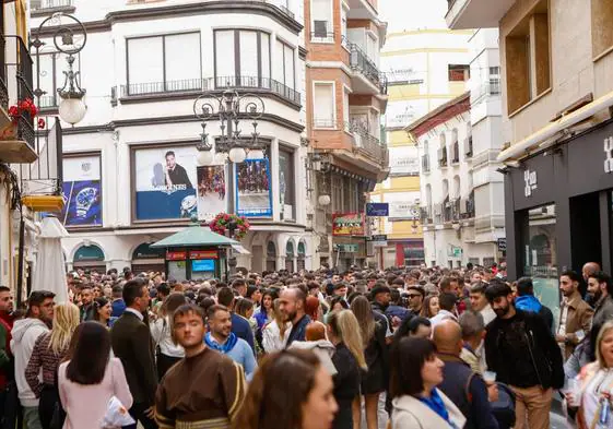 Zona de copas de la calle Corredera repleta de gente en Semana Santa.