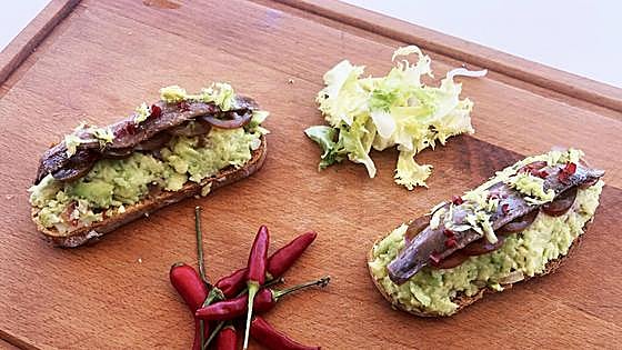 Tostas de guacamole y anchoas