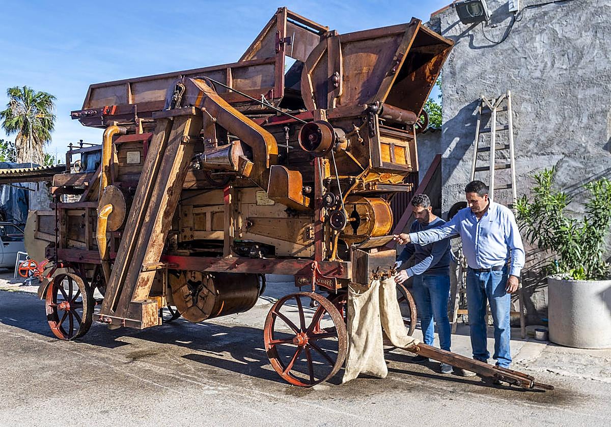 Joaquín Belmonte, junto a la centenaria trilladora.