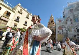 Las Reinas de la Huerta, sus cortes de honor y delegaciones festeras de Alicante, Valencia y Castellón, ayer en Murcia, durante los diversos actos en los que participaron.