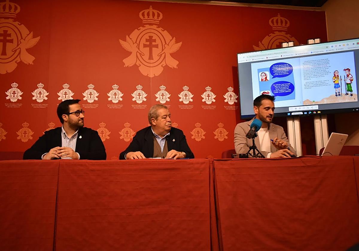 Los responsables de la Cofradía de la Vera Cruz, durante la presentación.