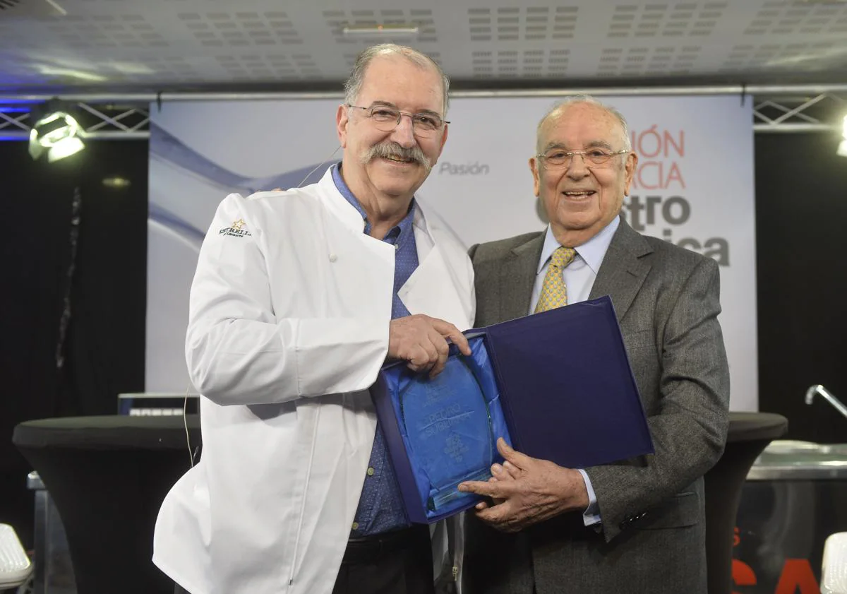 Main image - Raimundo presented Pedro Subijana, a great friend, with the National Award for Gastronomic Merit awarded by the Murcia Gastronomic Region 2019. In his last public appearance with Ballesta in 2023 at the opening of the exhibition of his Gaya works at the Ramón Museum Gaia.  With his wife on the day he was awarded an honorary doctorate in 2017.