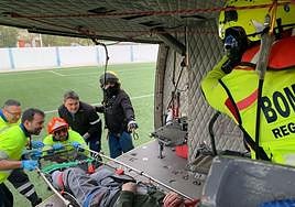 Sanitarios y bomberos atienden al hombre herido este martes en Blanca.