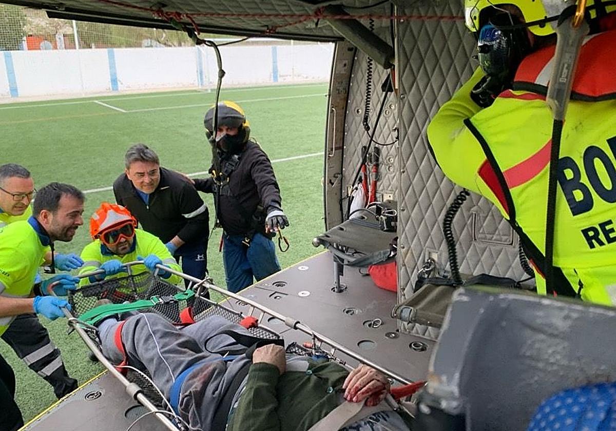 Sanitarios y bomberos atienden al hombre herido este martes en Blanca.