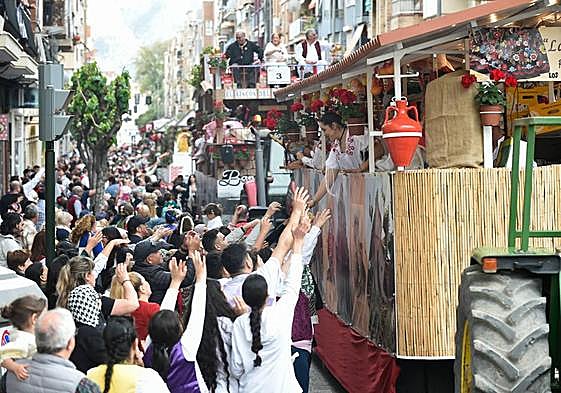 Una carroza reparte comida en el desfile del Bando de la Huerta.