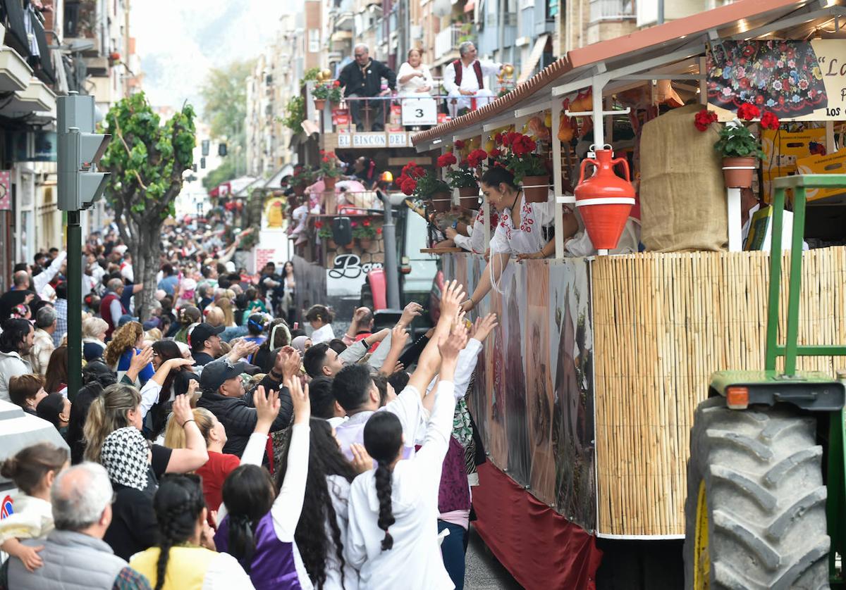 Una carroza reparte comida en el desfile del Bando de la Huerta.