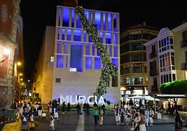 El edificio Moneo, iluminado de azul.