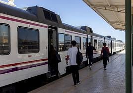 Jóvenes suben a un tren del servicio de Proximidad de Renfe, en la estación de Cartagena, con destino a Murcia, este miércoles por la tarde.