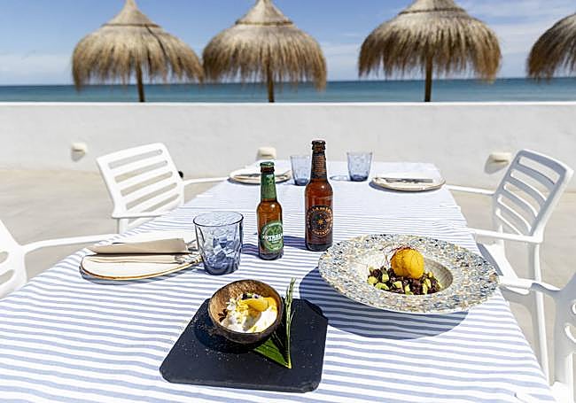 Bonobo Playa propone un tartar de atún con helado de mango con maridaje de Estrella de Levante; y de postre, tarta de coco y mango.