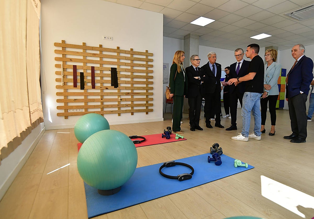 El presidente de la Aecc, Ramón Reyes y el consejero de Salud, Juan José Pedreño, atienden junto a otros cargos las explicaciones del preparador físico Eduardo Mirete en el nuevo Centro de Actividad Física y Deporte para pacientes oncológicos de la Aecc en Murcia.